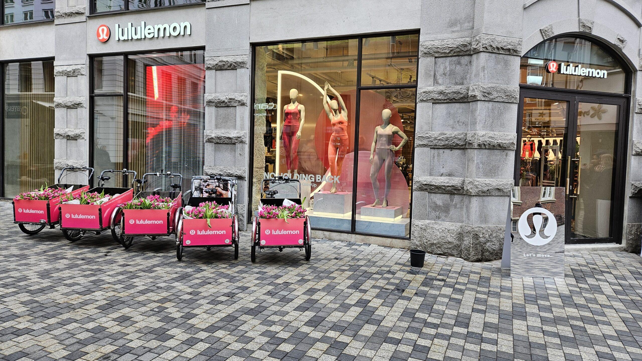 Reklameladcykler foran lululemon butiksåbning i København